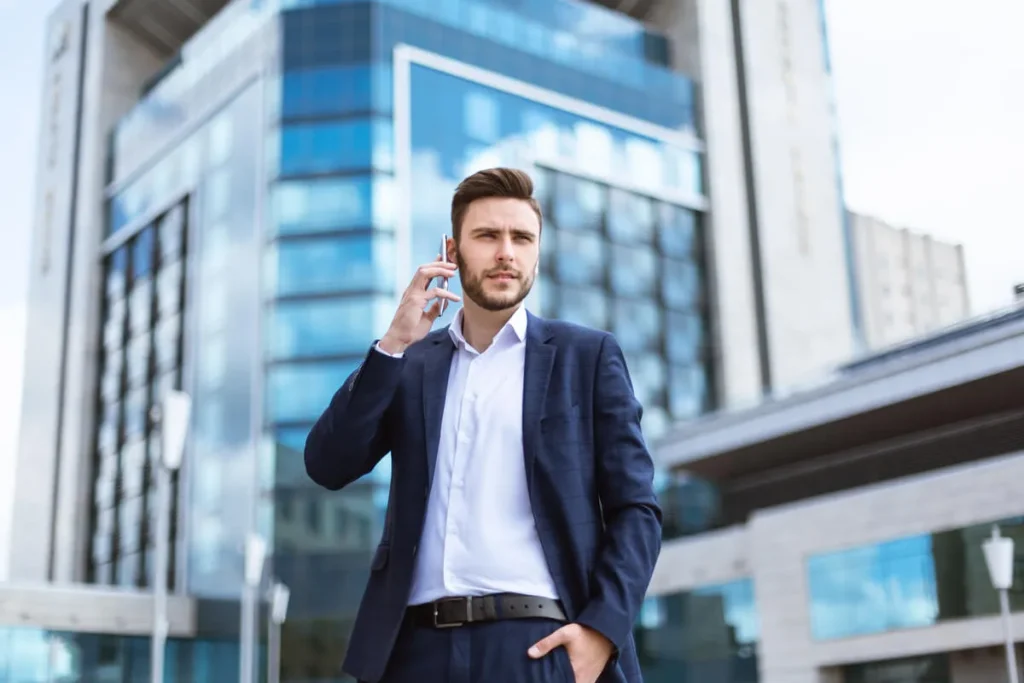 Profesional atendiendo una consulta de asesoría jurídica inmobiliaria