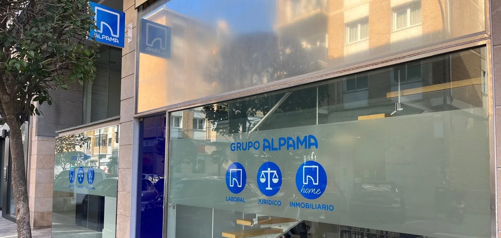 Fachada de una oficina de Alpama Gestión Inmobiliaria