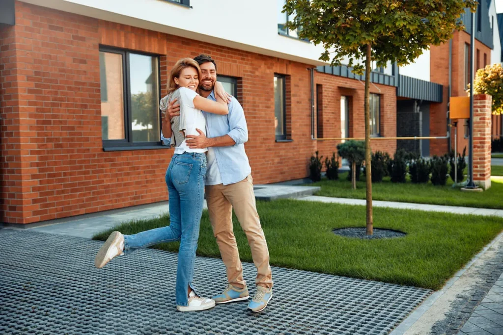 Familia ante su nueva vivienda tras una operación inmobiliaria